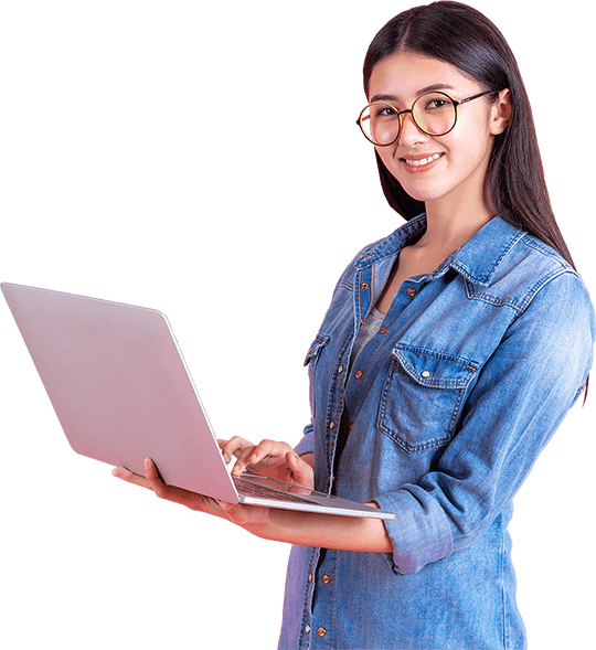 Tim perempuan dari Jasa Pembuatan Website Profesional membawa laptop