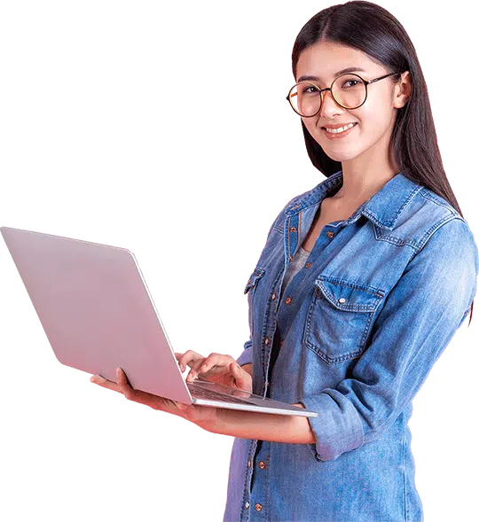 Tim perempuan dari Jasa Pembuatan Website Profesional membawa laptop